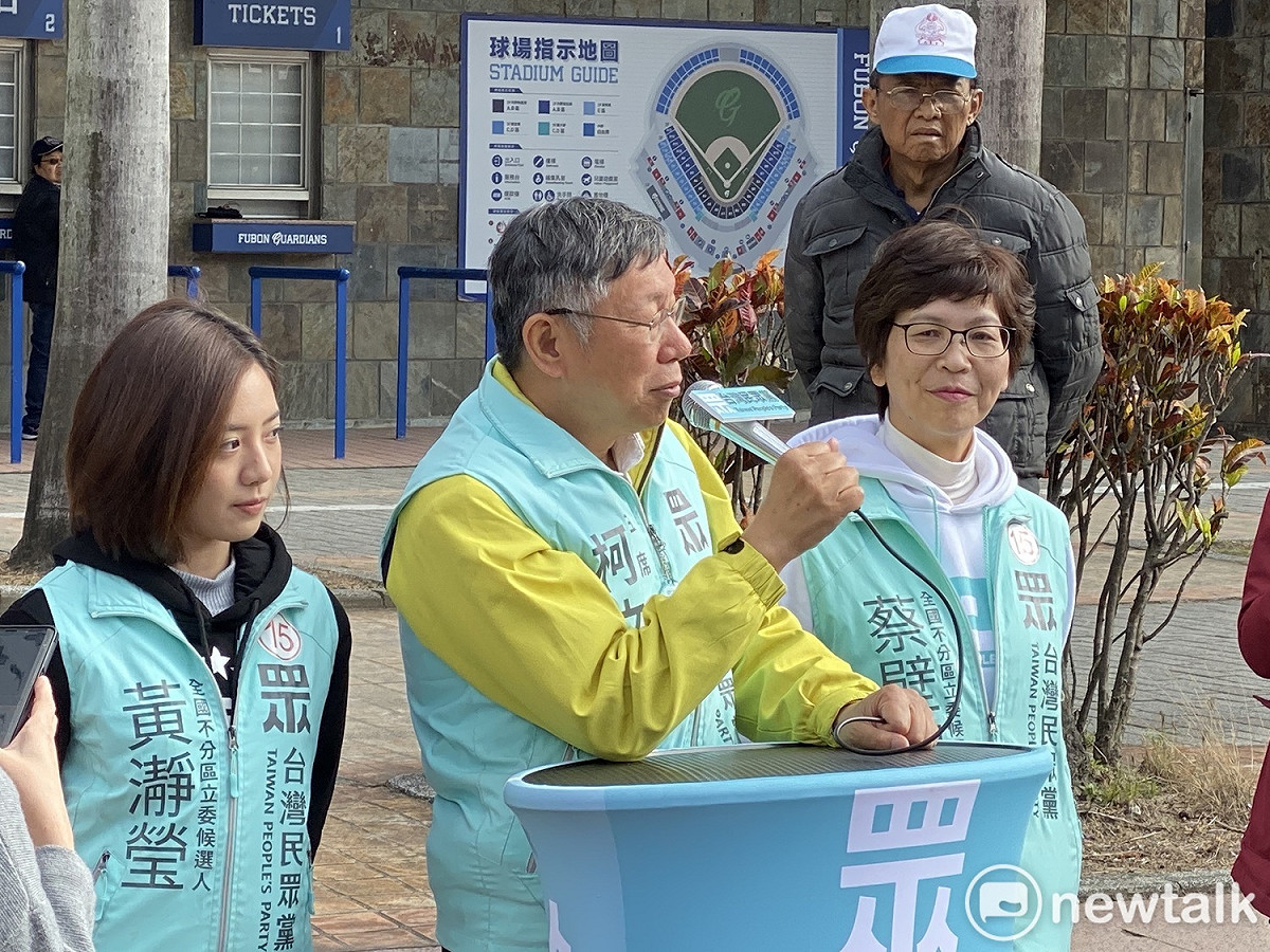 民眾黨主席柯文哲、民眾黨不分區提名人蔡壁如、黃瀞瑩。 圖：周煊惠 ／攝（資料照）