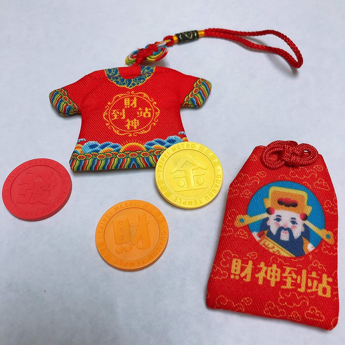 北捷和關渡宮攜手再推限量版捷運票卡，以財神為主題，特製三色發財金硬幣和平安符吊飾。