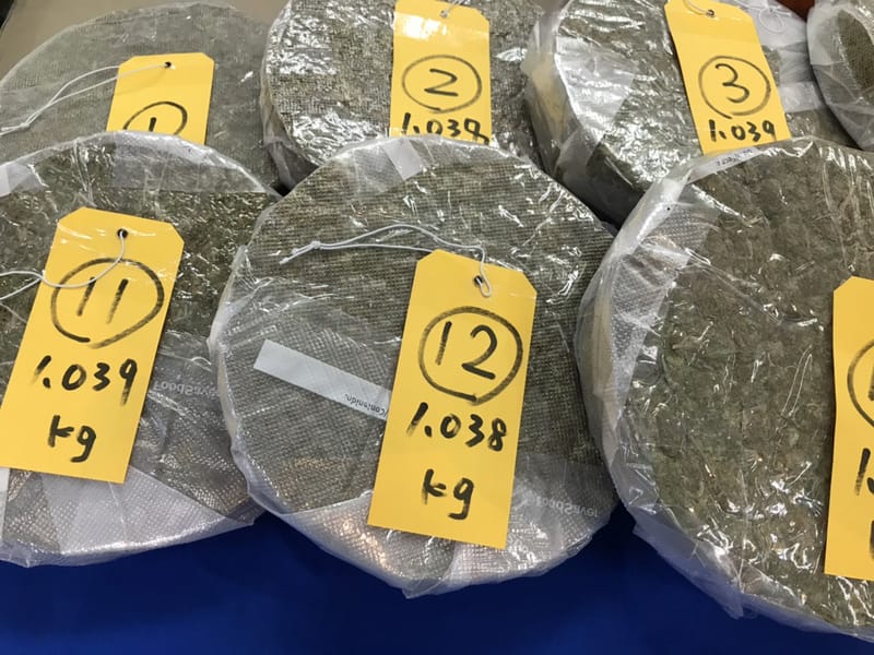 航空警察局9日舉行記者會表示，一名外籍華裔男子將20公斤大麻包裝成普洱茶餅，企圖躲避海關與航警局查緝，男子在接受調查後，被依違反毒品危害防制條例移送桃園地檢署偵辦。 圖 : 航空警察局/提供