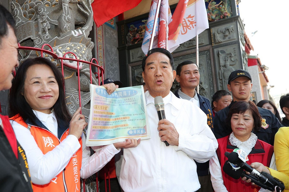 親民黨總統候選人宋楚瑜今（9）天在桃園楊梅三元宮受訪。 圖：親民黨/提供