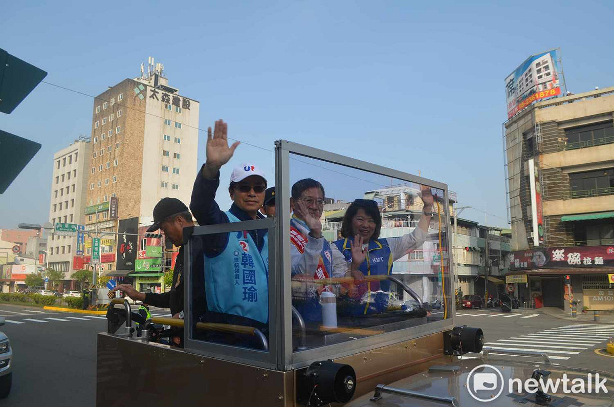 國民黨副總統候選人張善政今（9）日與立委候選人傅大偉及市長黃敏惠，在嘉義市掃街造勢。 圖：蔡坤龍/攝