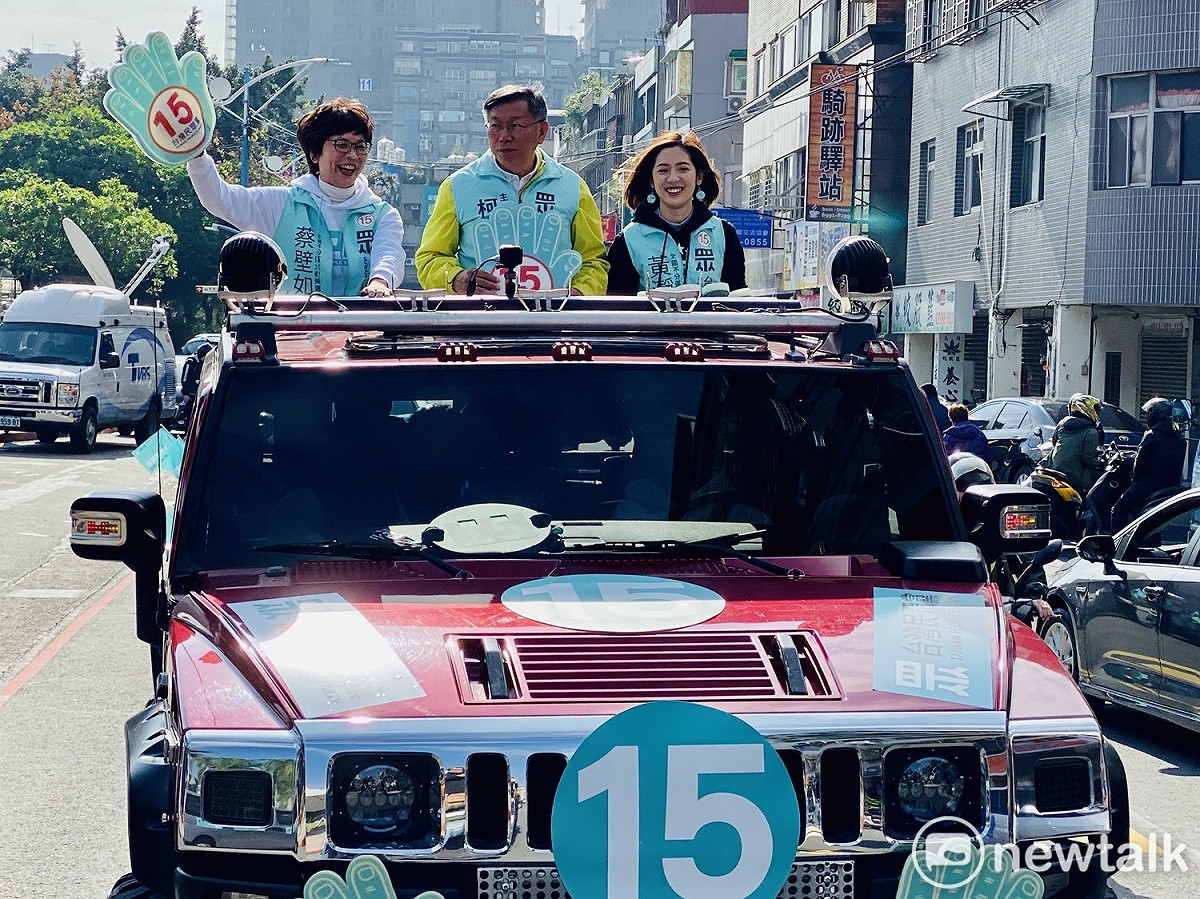 民眾黨主席柯文哲與民眾黨不分區提名人蔡壁如、黃瀞瑩進行車隊掃街。 圖：周煊惠 ／攝