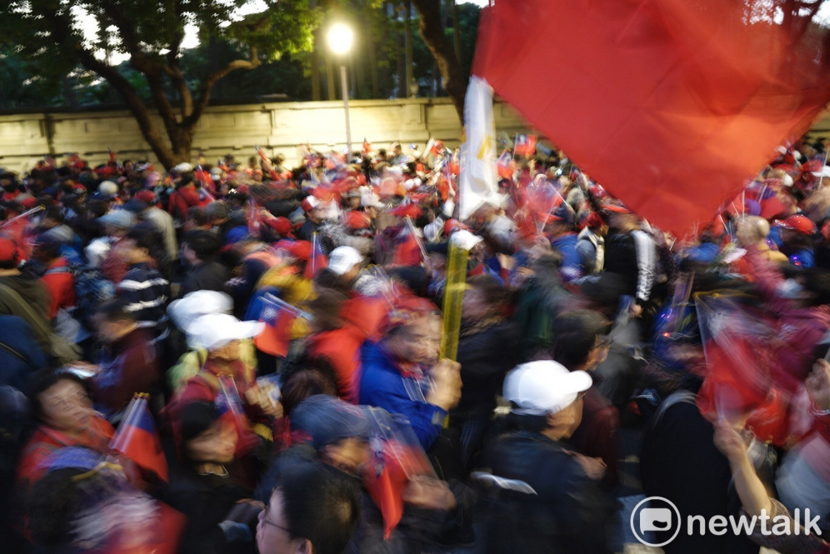 支持者揮舞國旗，現場擠得難以通行。 圖：張良一/攝