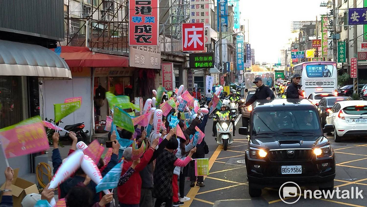 民眾熱情揮舞旗幟。 圖:陳佩君/攝