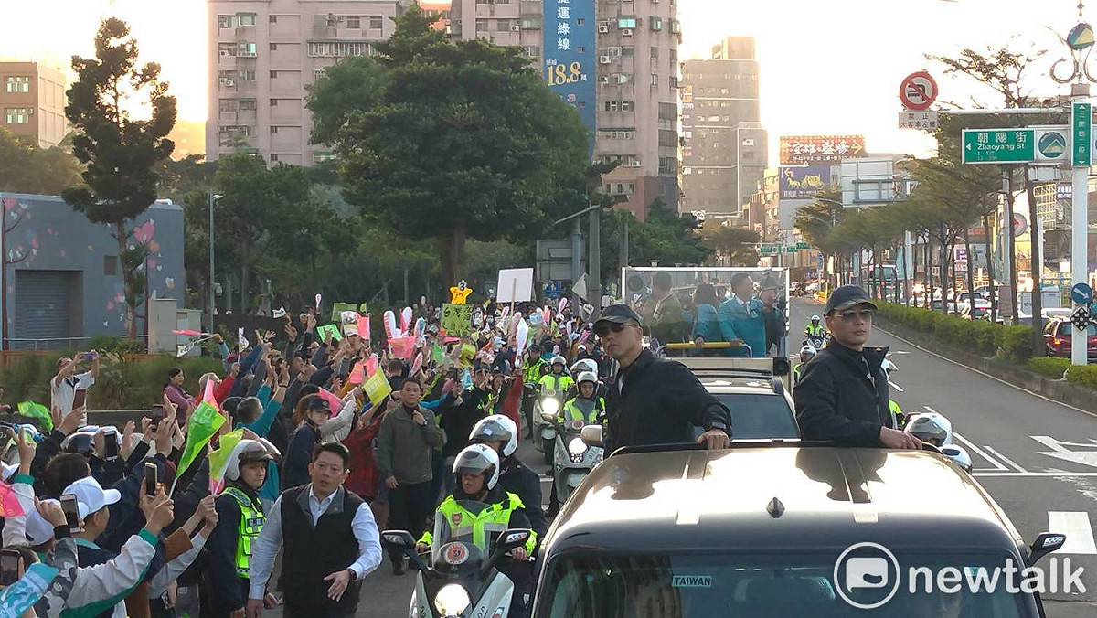 人群溢滿馬路。 圖:陳佩君/攝