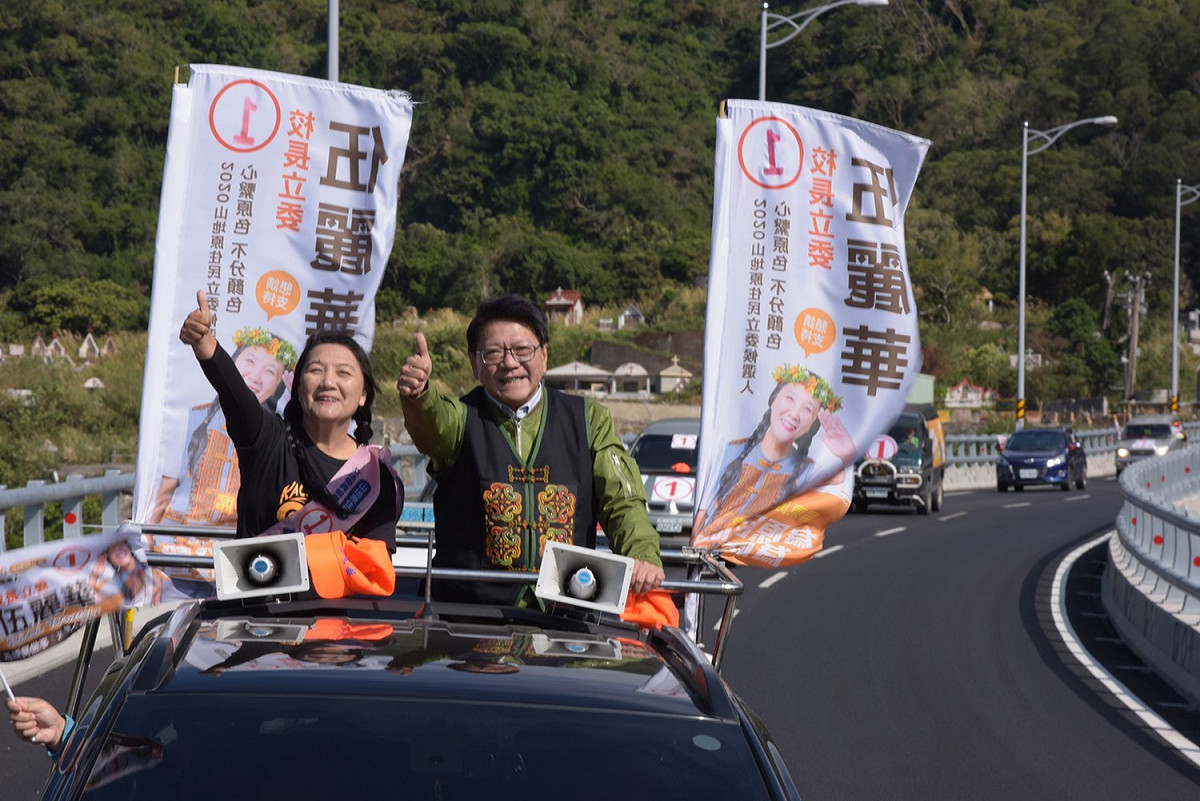 屏東縣長潘孟安陪同民進黨提名山地原住民區域立委候選人伍麗華進行全天車掃大行動「伍力全開，原鄉同行」拜票活動。 圖：伍麗華競選辦公室/提供