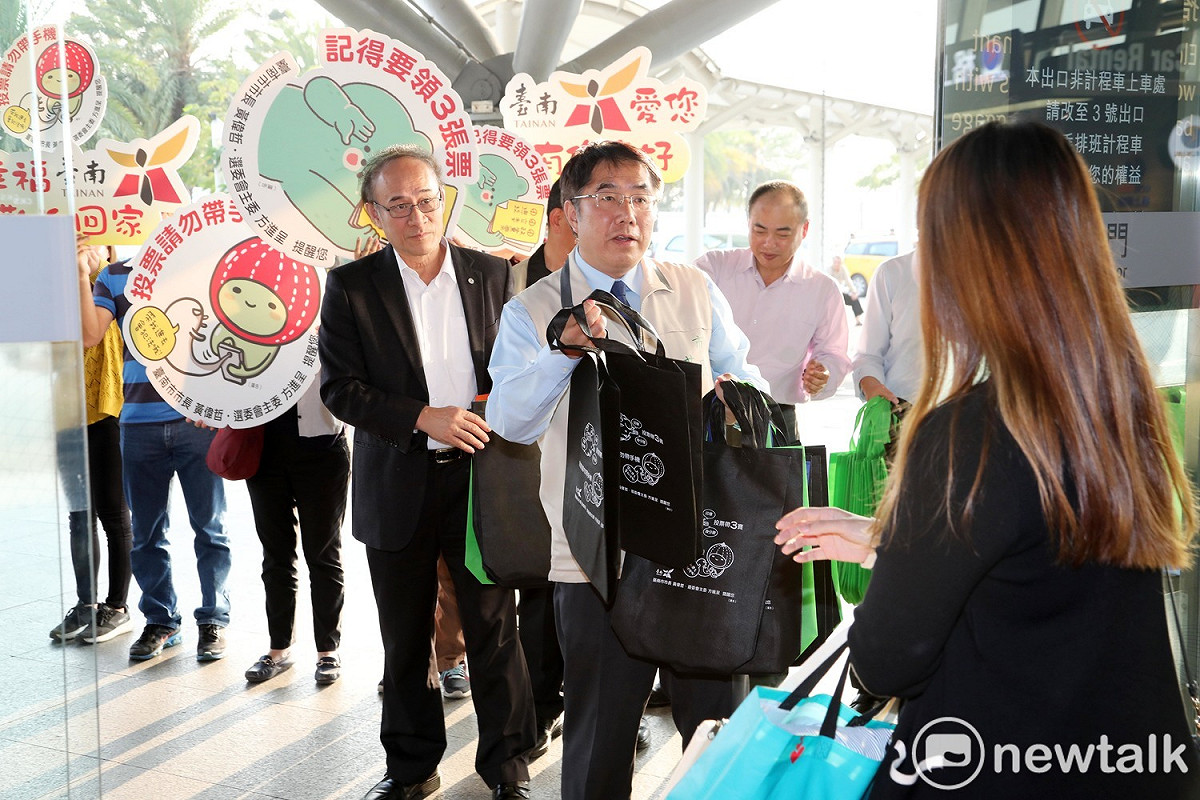 台南市長黃偉哲為鼓勵首投族及市民參與選舉投下神聖的一票，今日帶領市府團隊前往台南高鐵站發放投票須知，呼籲市民返鄉投票。 圖：黃博郎／攝
