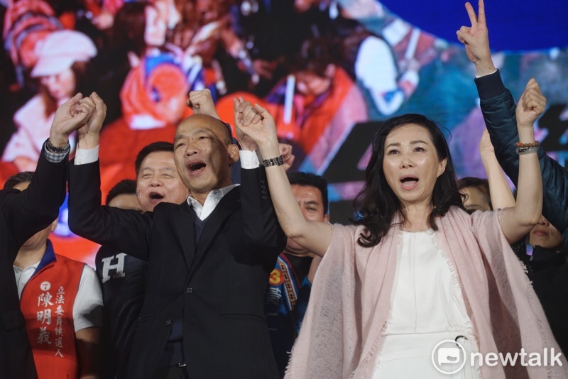 國民黨總統候選人韓國瑜於凱道造勢與夫人李佳芬久違同台。 圖：張良一/攝（資料照）