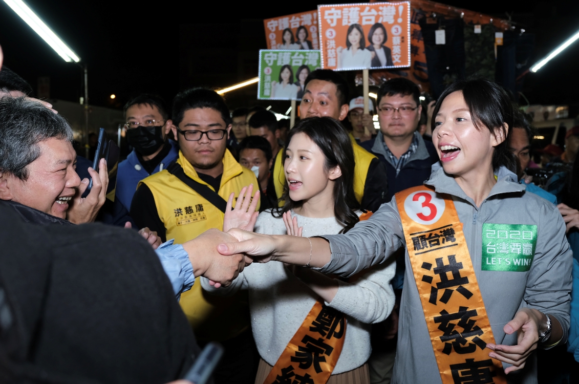 鄉民女神雞排妹鄭家純首次助選就獻給台中市第三選區立委洪慈庸 圖／洪慈庸競辦提供