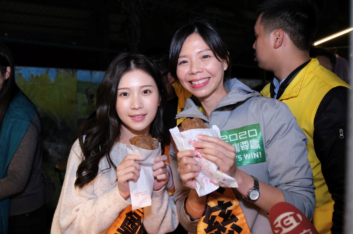 雞排妹鄭家純洪慈庸兩人掃夜市並品嘗炸雞、章魚燒等在地小吃，吸引數百粉絲到場爭相合照。 圖／洪慈庸競辦提供