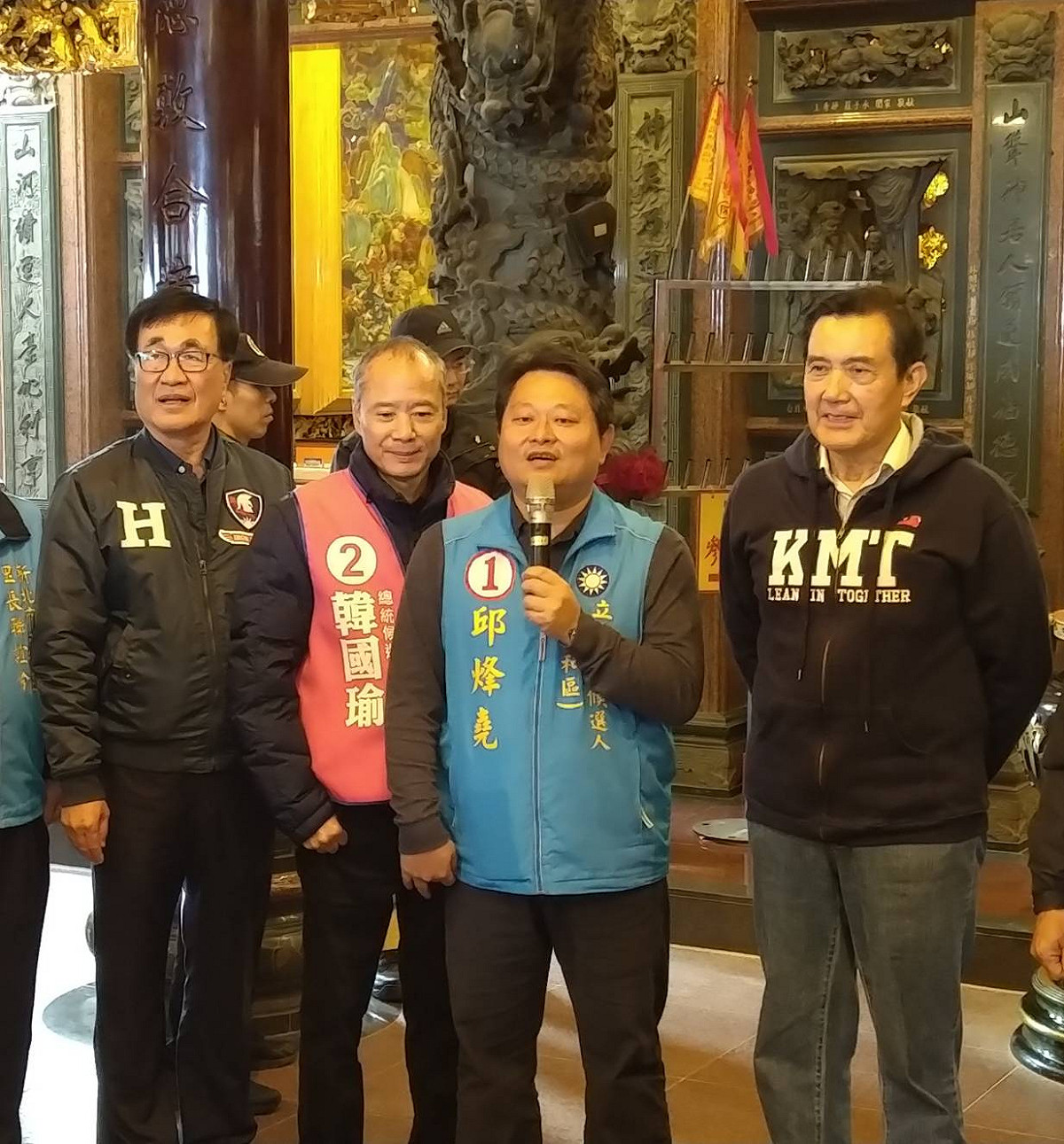 馬英九由李四川陪同到中和，為立委候選人邱烽堯輔選助勢。  圖：邱烽堯競選總部提供