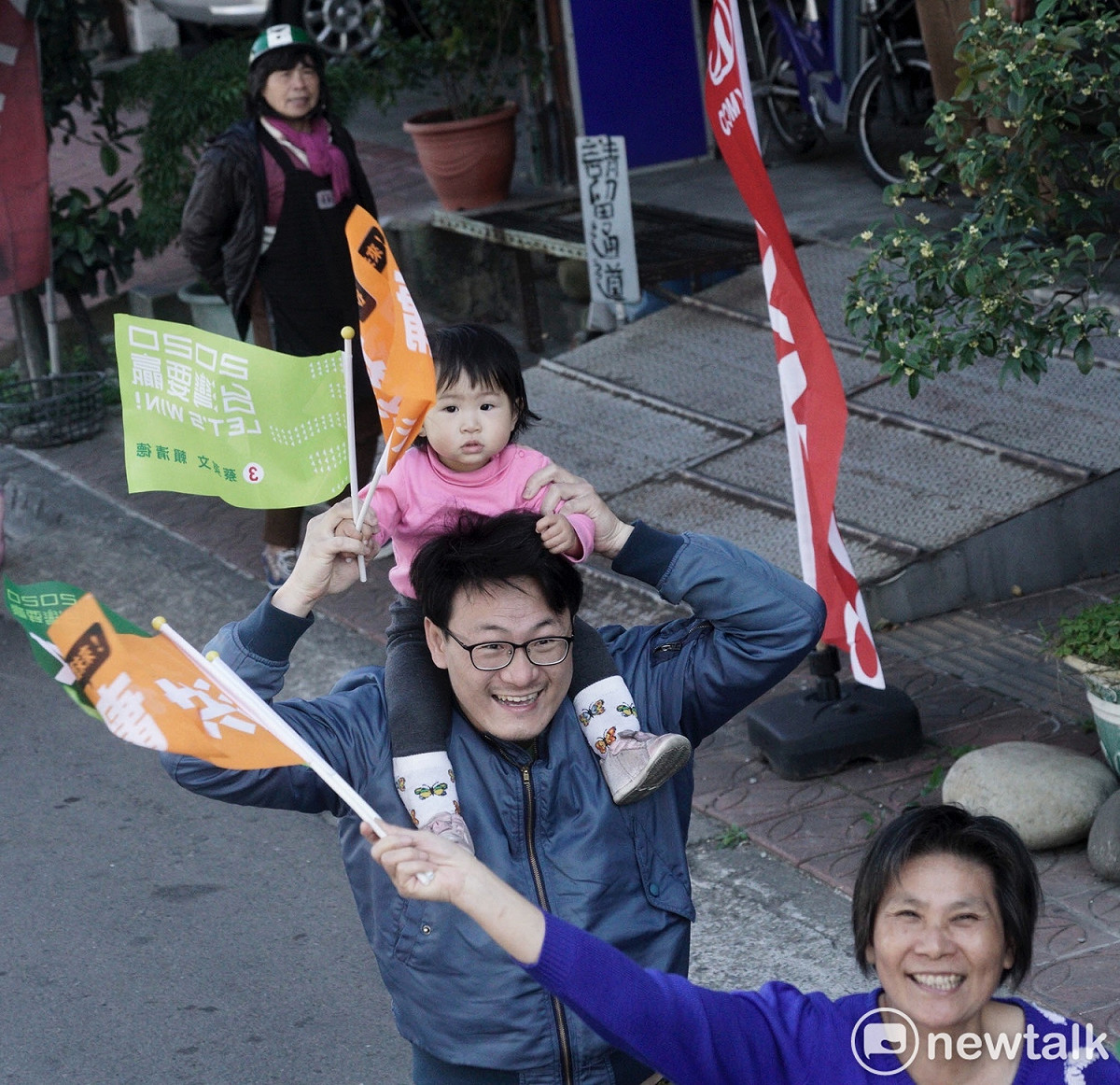 一位爸爸和女兒在路邊為小英加油。 圖：張良一/攝