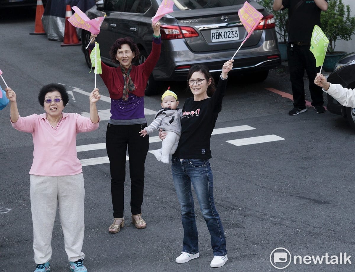 台中市的一位媽媽抱著小嬰兒為小英加油。 圖：張良一/攝