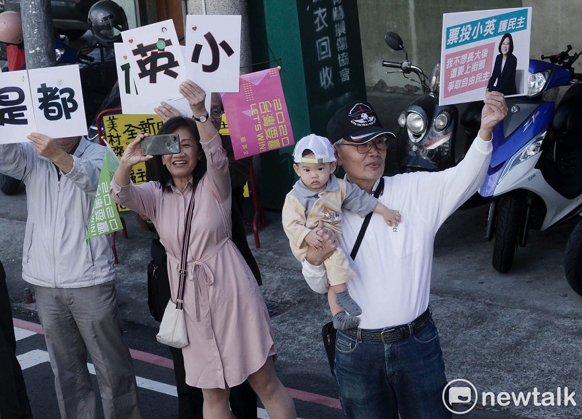 一位阿公抱著孫子在路旁為小英加油，旁邊的人則是高舉「小英我們都是你的」手舉牌，為小英助陣！ 圖：張良一/攝
