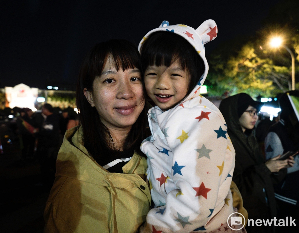 一位媽媽帶著孩子去蔡英文在新竹竹北舉行的造勢晚會，為小英加油。 圖：張良一/攝