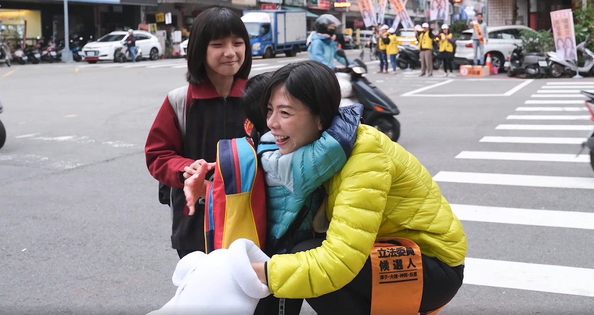 洪慈庸表示，對拜票時小朋友給的擁抱感到很暖心。 圖：翻攝自洪慈庸臉書