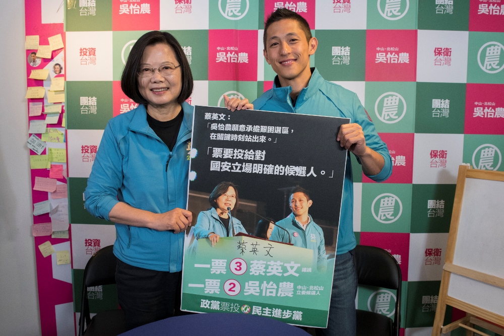 選前最後一天，總統蔡英文今（10）日一早到民進黨立委候選人吳怡農的競選總部，替他加油打氣。 圖：吳怡農競選辦公室提供