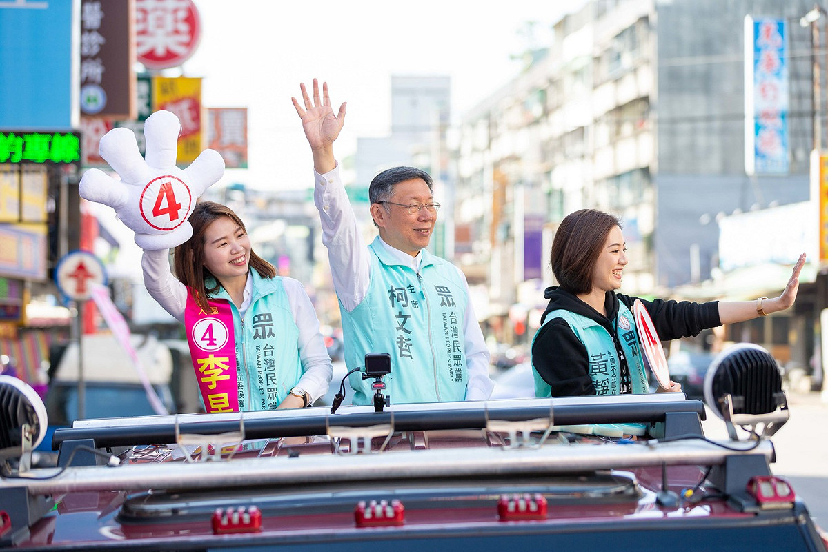 民眾黨主席柯文哲、民眾黨不分區提名人「學姊」黃瀞瑩陪同黨籍立委候選人李旻蔚進行車隊掃街。 圖：民眾黨 / 提供