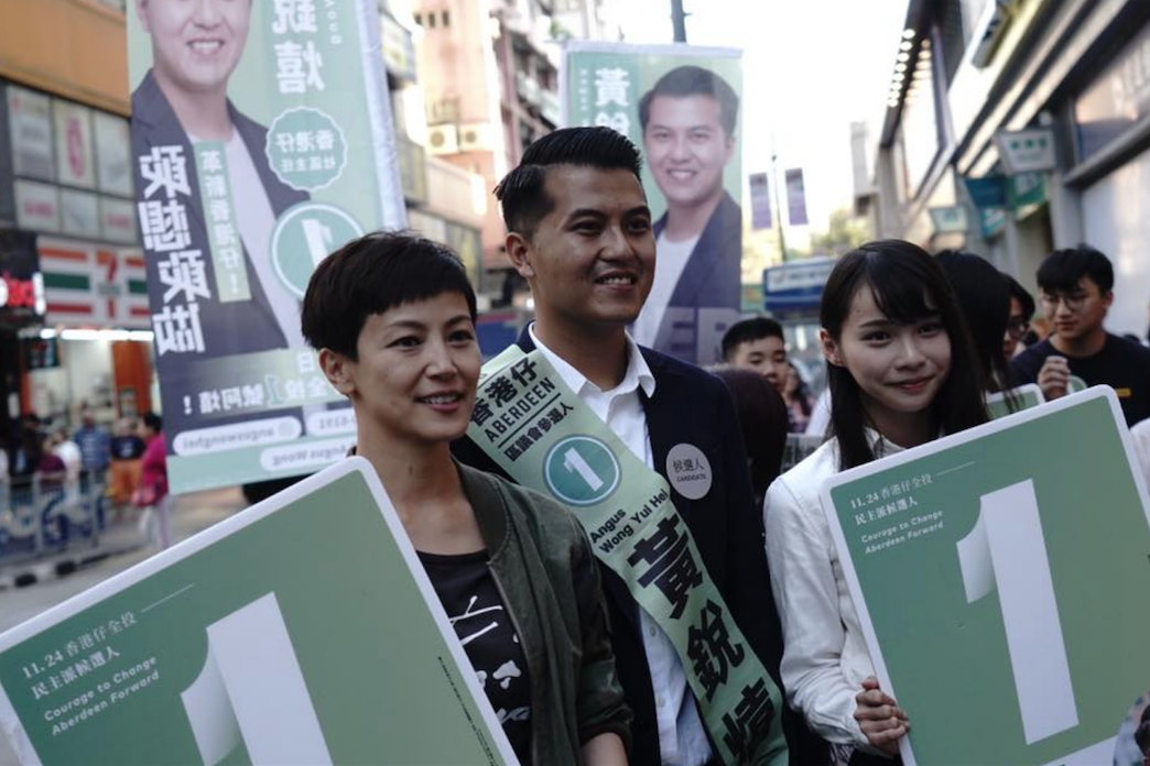 香港眾志成員、雨傘運動時期學民思潮發言人周庭（右）。 圖：翻攝自「周庭 Agnes Chow Ting」臉書