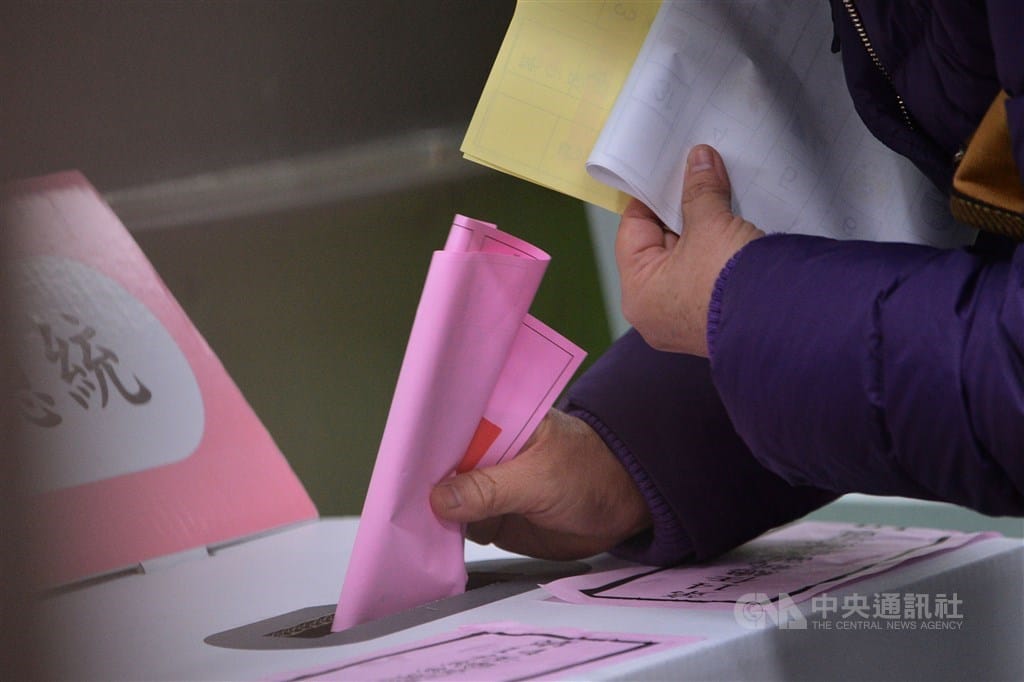 中選會說，依法從11日投票日當天零時起，民眾不得透過社群媒體或任何方式，為候選人或政黨助選及宣傳；違反者，將可處新台幣50萬以上、500萬元以下罰鍰。 圖：中央社／提供（示意圖）