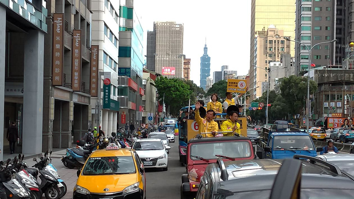 時代力量今天下午在台北車掃。 圖：陳佩君／攝