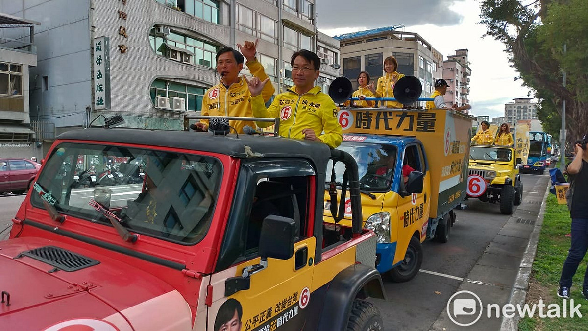黃國昌、徐永明站上戰車。 圖：陳佩君／攝