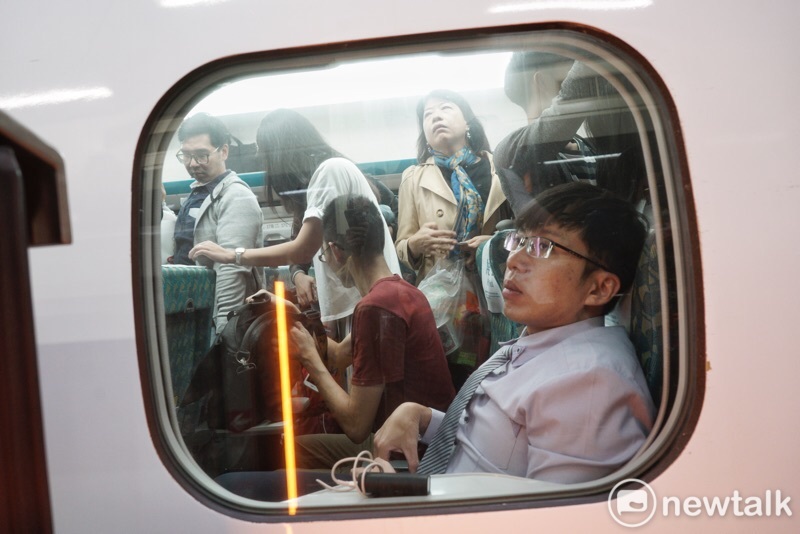 昨晚老人擠爆凱道，今天傍晚下班時間，返鄉投票年輕人擠爆高鐵。高鐵往南，班班爆滿。 圖：張良一/攝