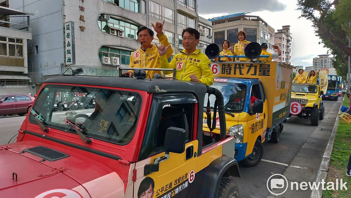 時代力量「百萬人民挺時代力量」全國巡迴今天抵達台北，黃國昌、徐永明以及不分區立委候選人向民眾拉票。 圖：陳佩君／攝