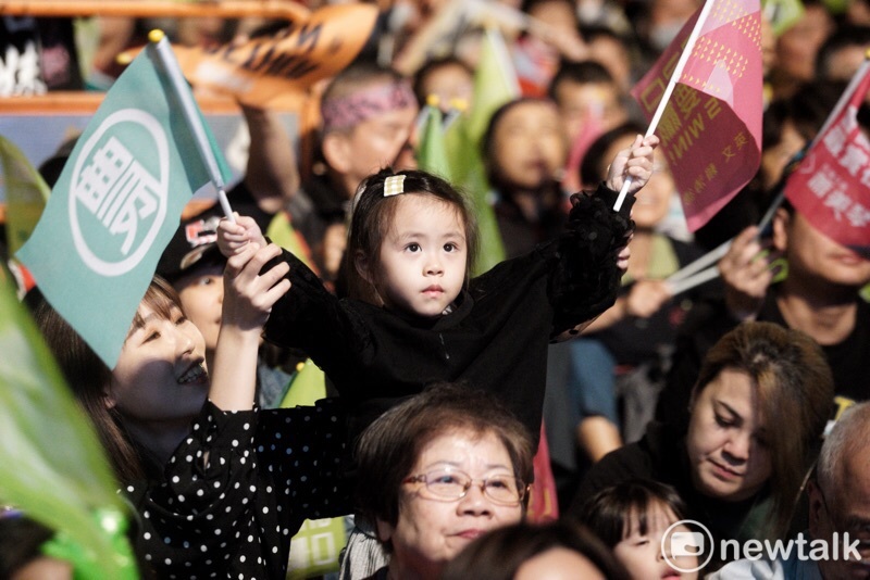 民進黨選前之夜在台北凱道舉辦，一名小女孩雙手高舉旗子。 圖：張良ㄧ/攝