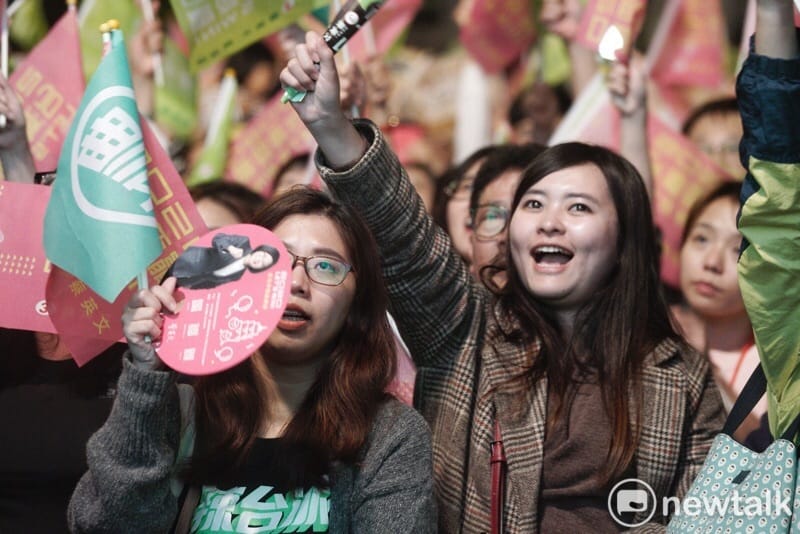 民進黨選前之夜凱道造勢，許多年輕支持者到場壯勢。 圖：張良ㄧ/攝（資料照片）