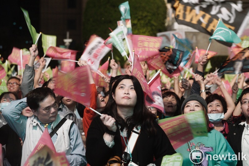 民進黨選前之夜凱道造勢，一名女子眼帶期盼地望向前方。 圖：張良ㄧ/攝