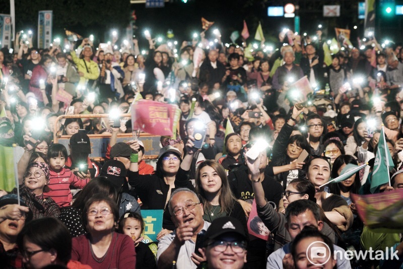 民進黨選前之夜凱道造勢，許多支持者拿起手機，點亮閃光燈，象徵希望之感。 圖：張良ㄧ/攝