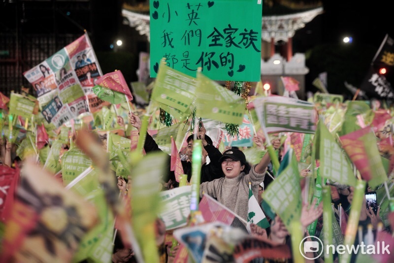 支持者高舉標語「小英，我們全家族都是你的。」 圖：張良ㄧ/攝