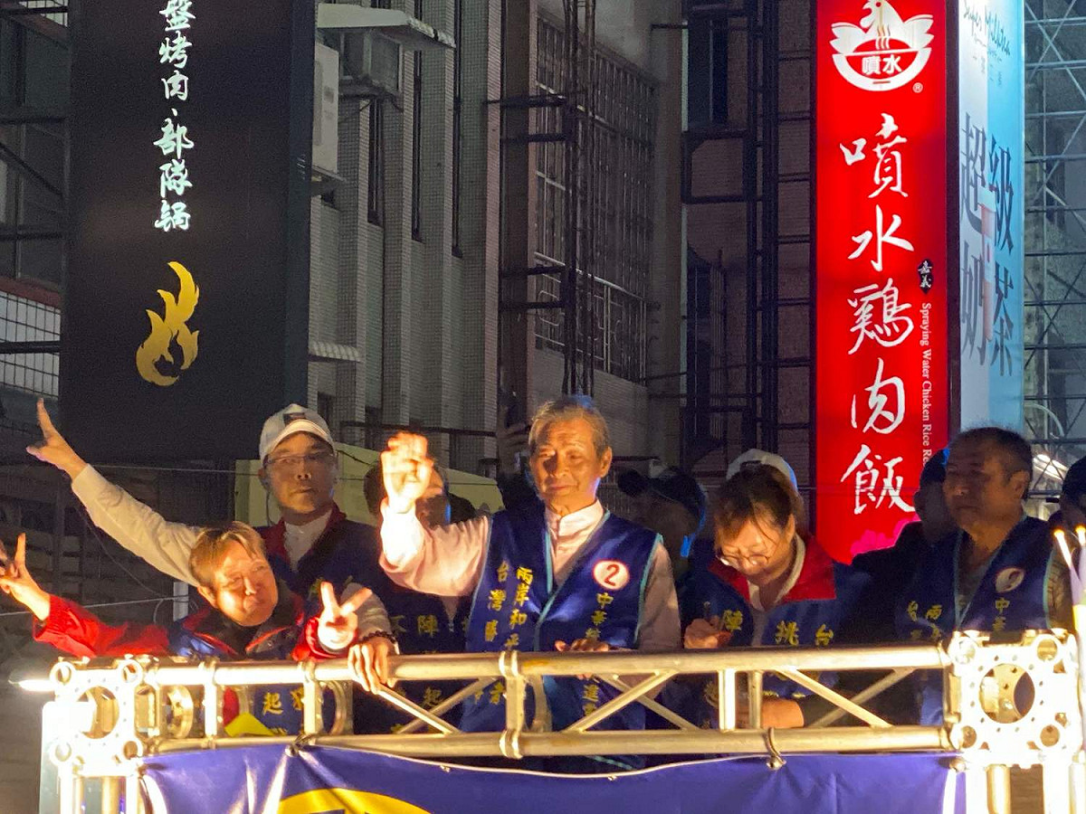 「白狼」張安樂首度出現在嘉義市中央噴水圓環的造勢晚會。 圖：嘉義記者公會/提供
