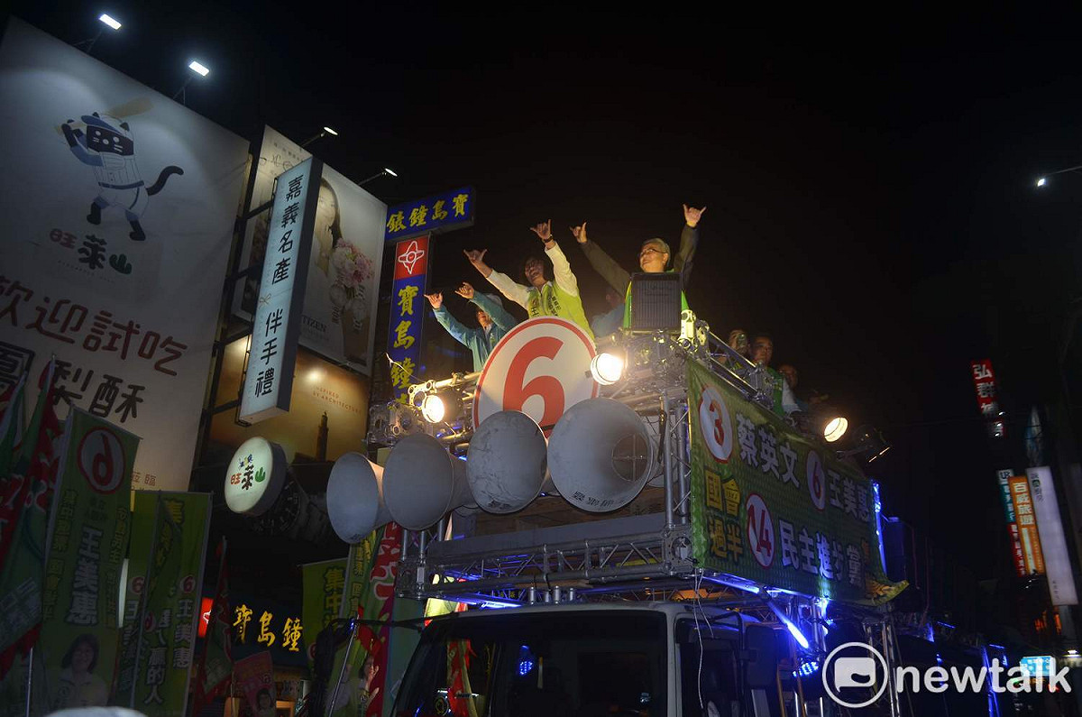 民進黨立委候選人王美惠車隊率先進入造勢會場。 圖：蔡坤龍/攝