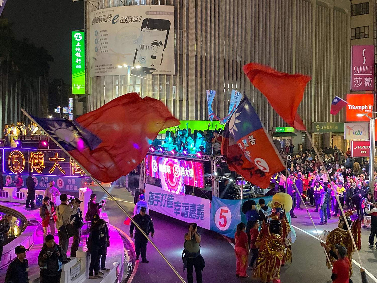 傅大偉的藍營車隊進入會場，聲勢浩大。 圖：嘉義記者公會/提供