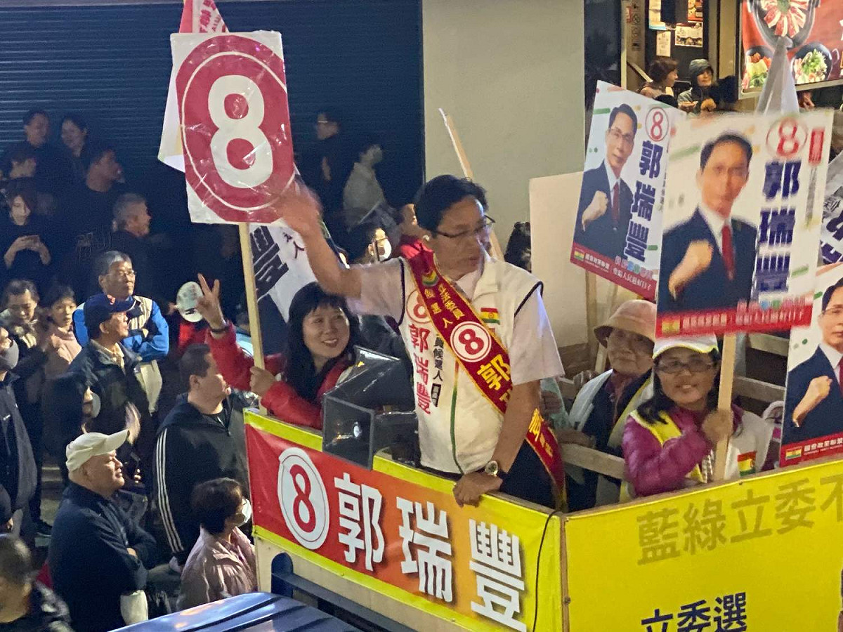 國會政黨聯盟的郭瑞豐率領支持者到達圓環造勢現場。 圖：嘉義記者公會/提供