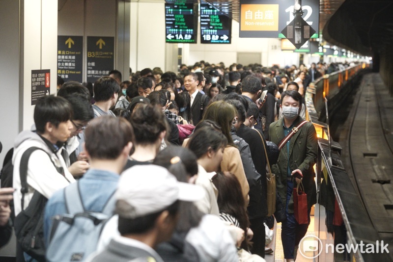今年高鐵春節疏運訂票踴躍，開賣30分鐘就有50萬張車票被秒殺。 圖：張良一／攝（資料照）