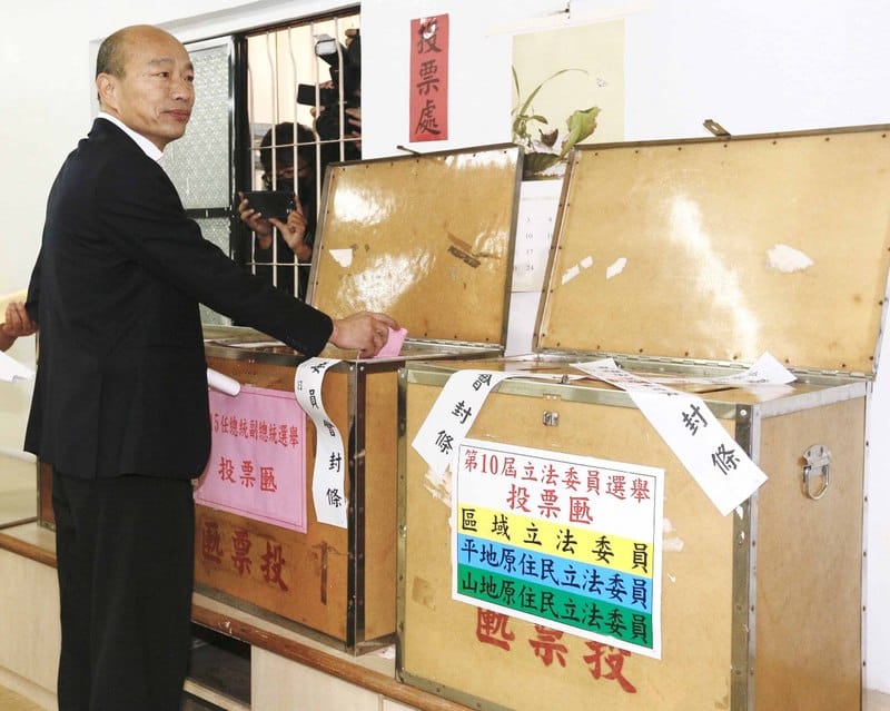 國民黨總統候選人韓國瑜（圖）11日一早就前往高雄市林園區的普願寺投開票所，投下神聖一票。 圖：中央社記者董俊志攝 109年1月11日
