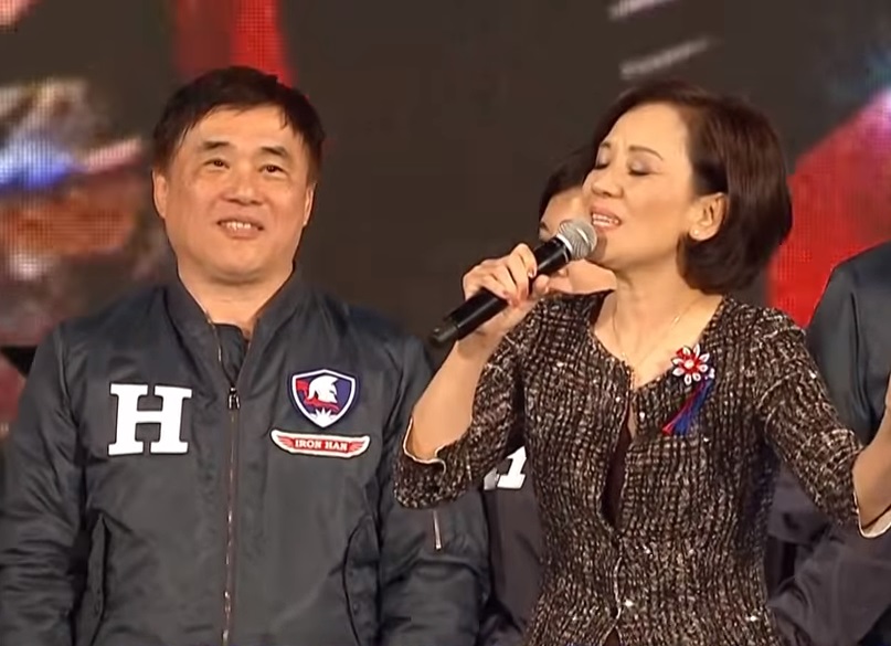 韓國瑜凱道勝利之夜9日在凱道登場，王芷蕾應邀上台高唱〈台北的天空〉。