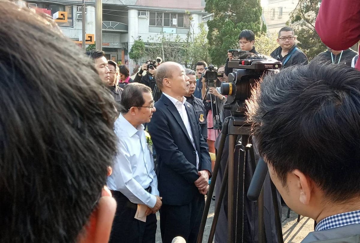 韓國瑜(右)與民眾一起排隊等候投票。 圖：孫家銘/攝