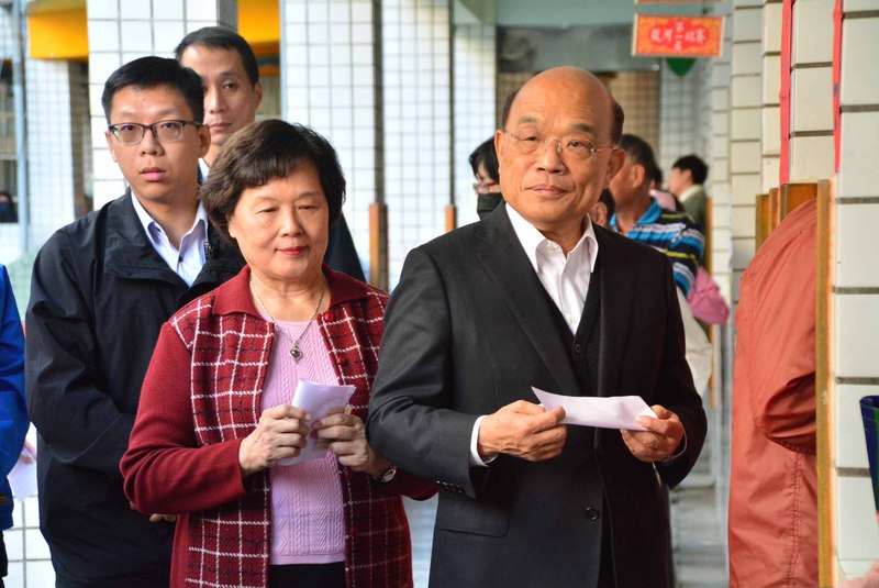 第15任總統副總統及第10屆立法委員選舉11日舉行，行政院長蘇貞昌（前右）11日上午與妻子詹秀齡（前左）一起到新北市樹林區育林國中投票。 圖：中央社記者黃旭昇新北攝 109年1月11日