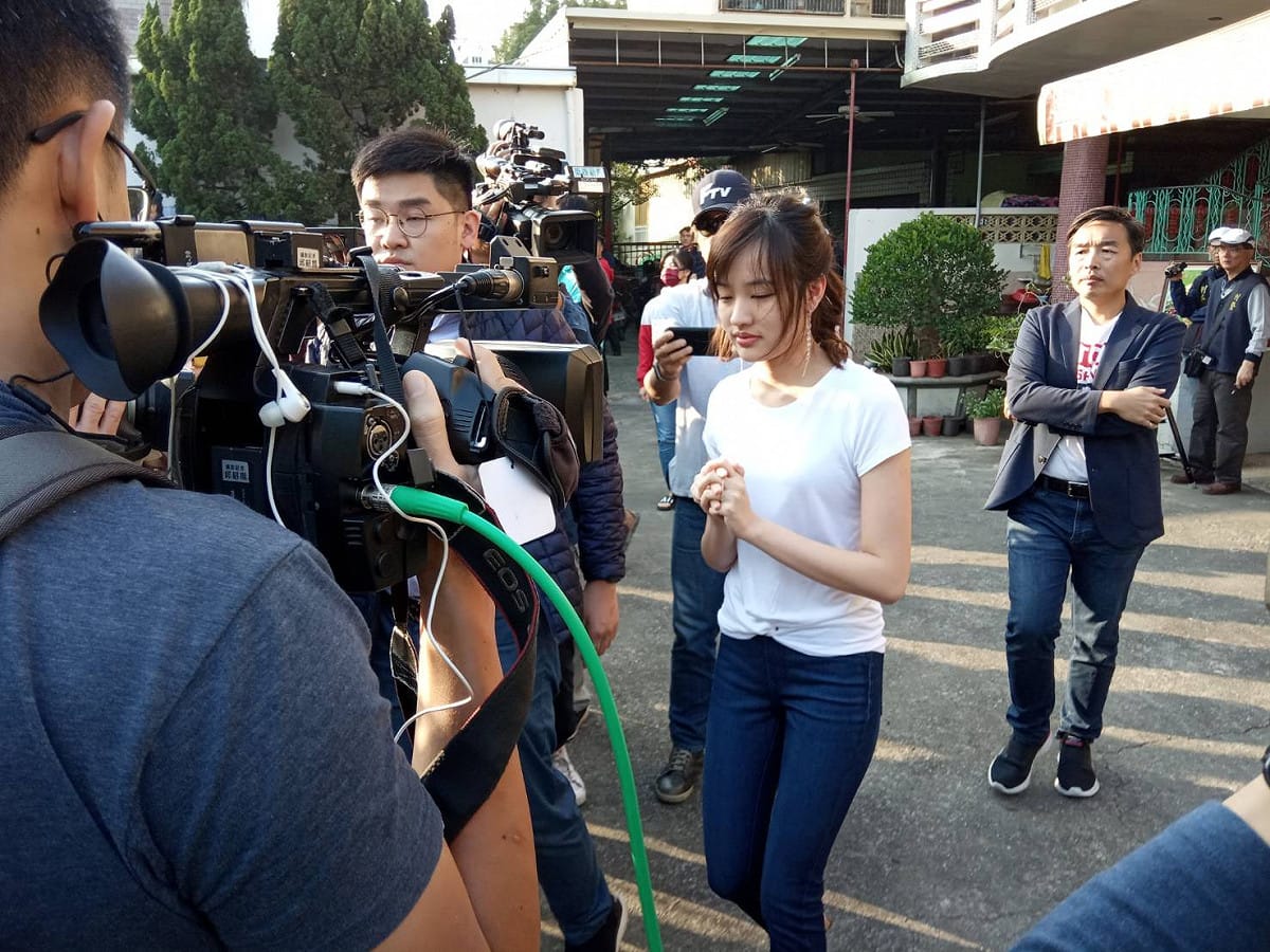 韓冰走出投開票所後，在媒體追逐下走回廂型車。 圖：孫家銘/攝