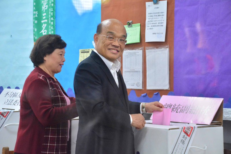 第15任總統副總統及第10屆立法委員選舉11日舉行，行政院長蘇貞昌（右）11日上午與妻子詹秀齡（左）一起到新北市樹林區育林國中投票；對於投票秩序與速度良好，蘇貞昌表示欣慰。 圖：中央社記者黃旭昇新北攝 109年1月11日
