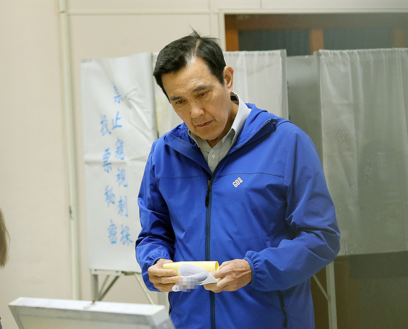 前總統馬英九（左2）一早就到住家附近的投票所投票。 圖：中央社