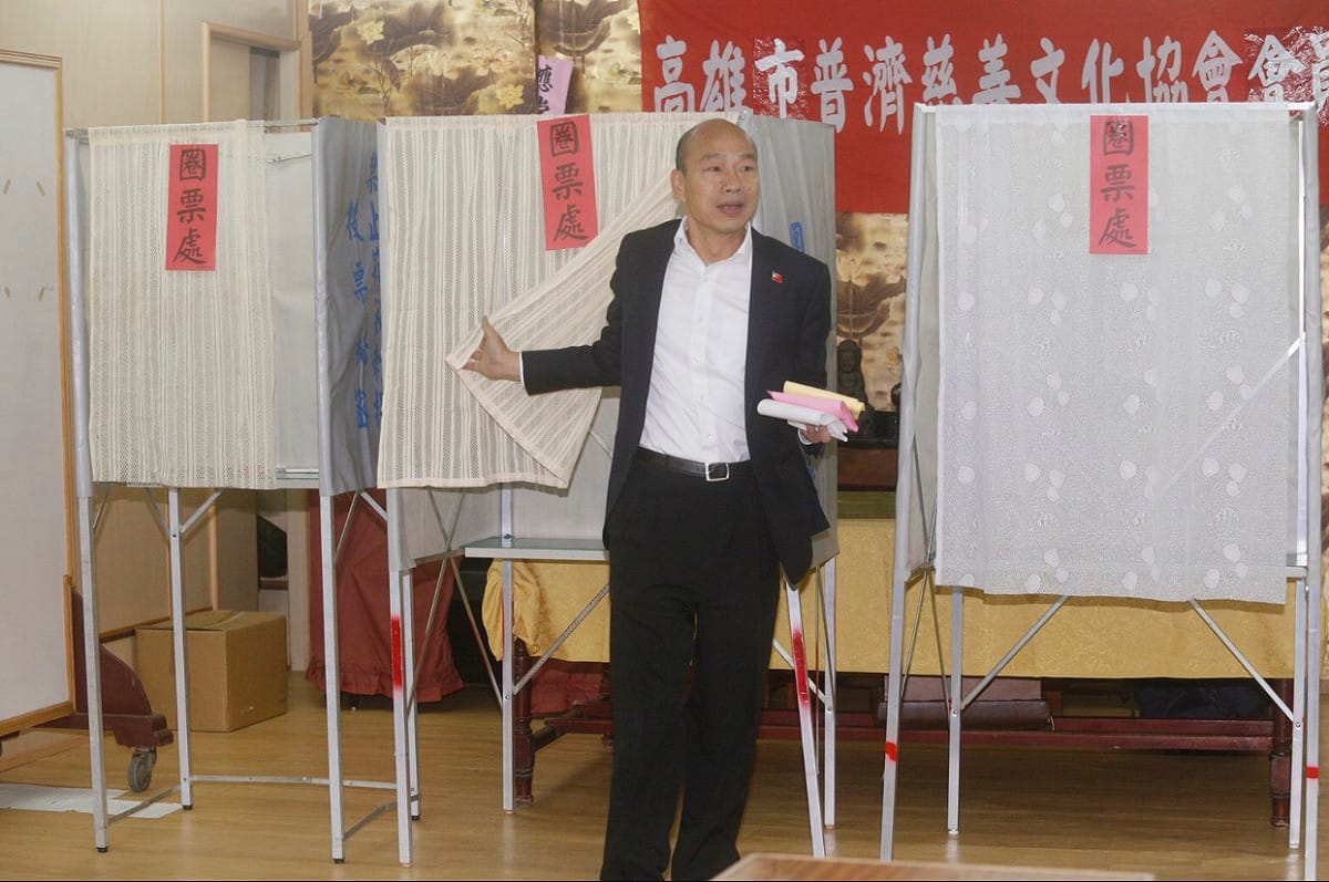 韓國瑜投完票還在普願寺參拜才於8點26分乘車離去。 圖：攝影記者聯誼會提供