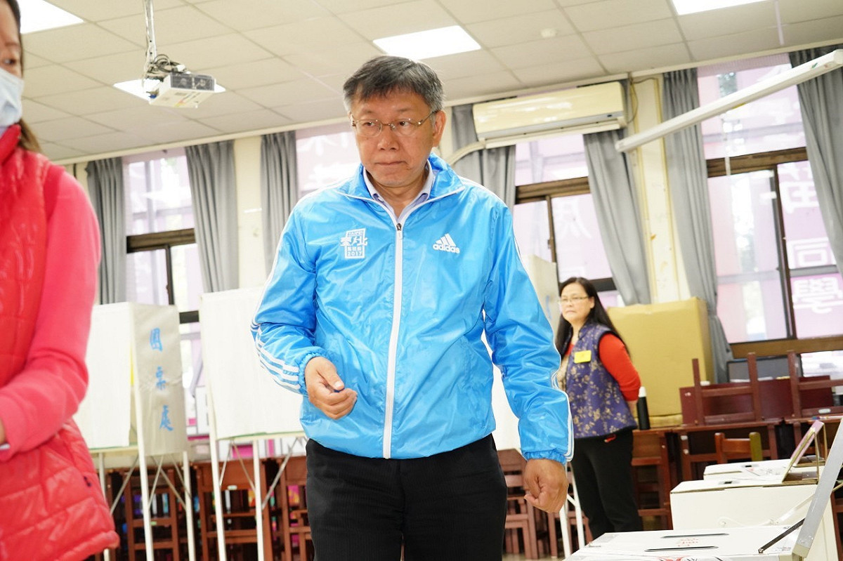 台北市長柯文哲上午準時現身投票所。 圖：台北市政府 / 提供