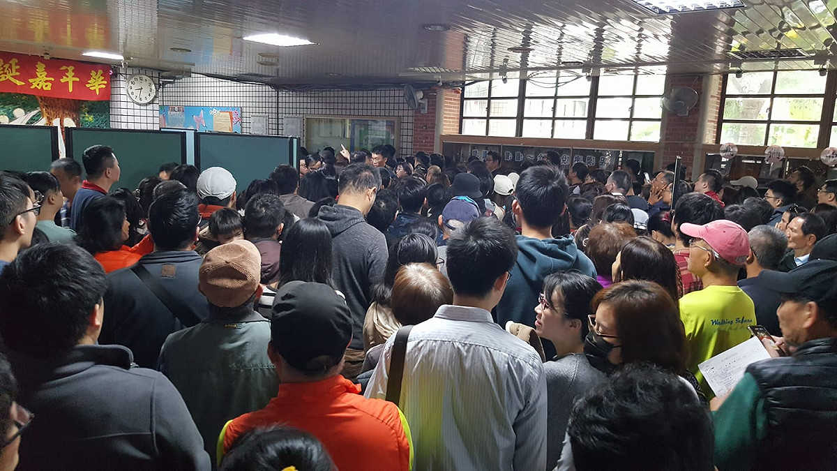 北市內湖區東湖國小投票所上午一度擠爆。 圖：取自我是東湖人臉書社團（黃聖貴／攝）