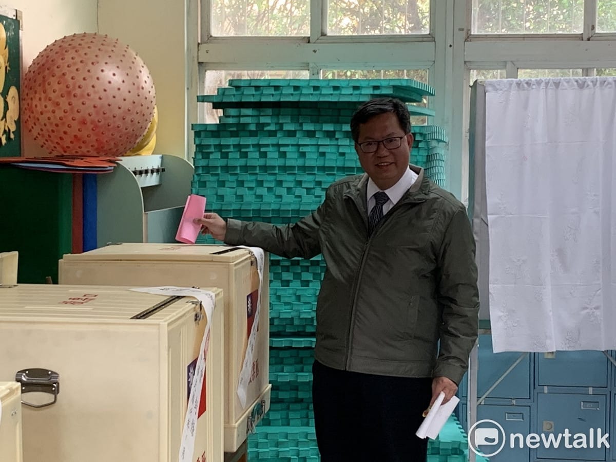 鄭文燦今早9時完成總統及立委選舉投票。 圖：林昀真/攝