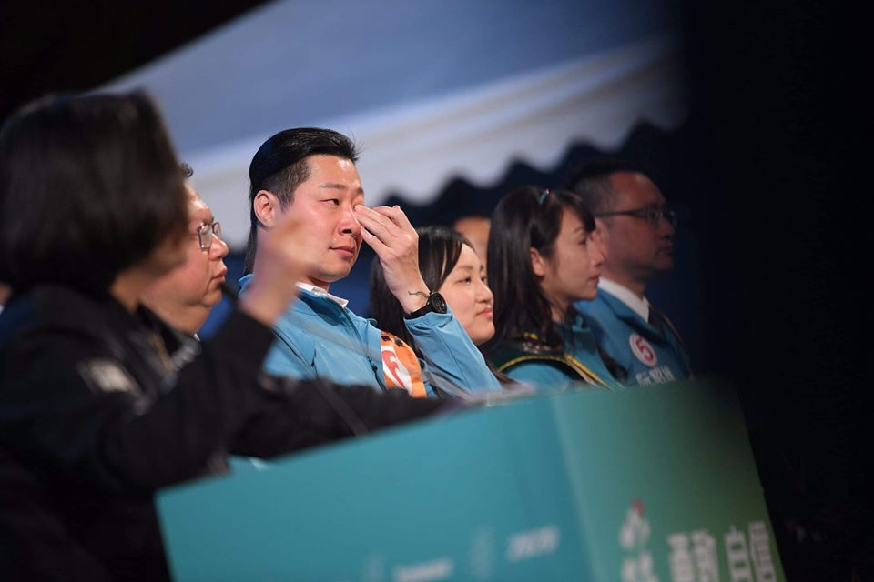 林昶佐於10日晚間蔡英文選前之夜上因總統提到史明歐吉桑而淚崩。 圖：取自林昶佐 Freddy Lim 臉書